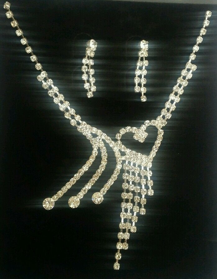 Elegant and stylish bollywood silver plated stunning diamante heart necklace