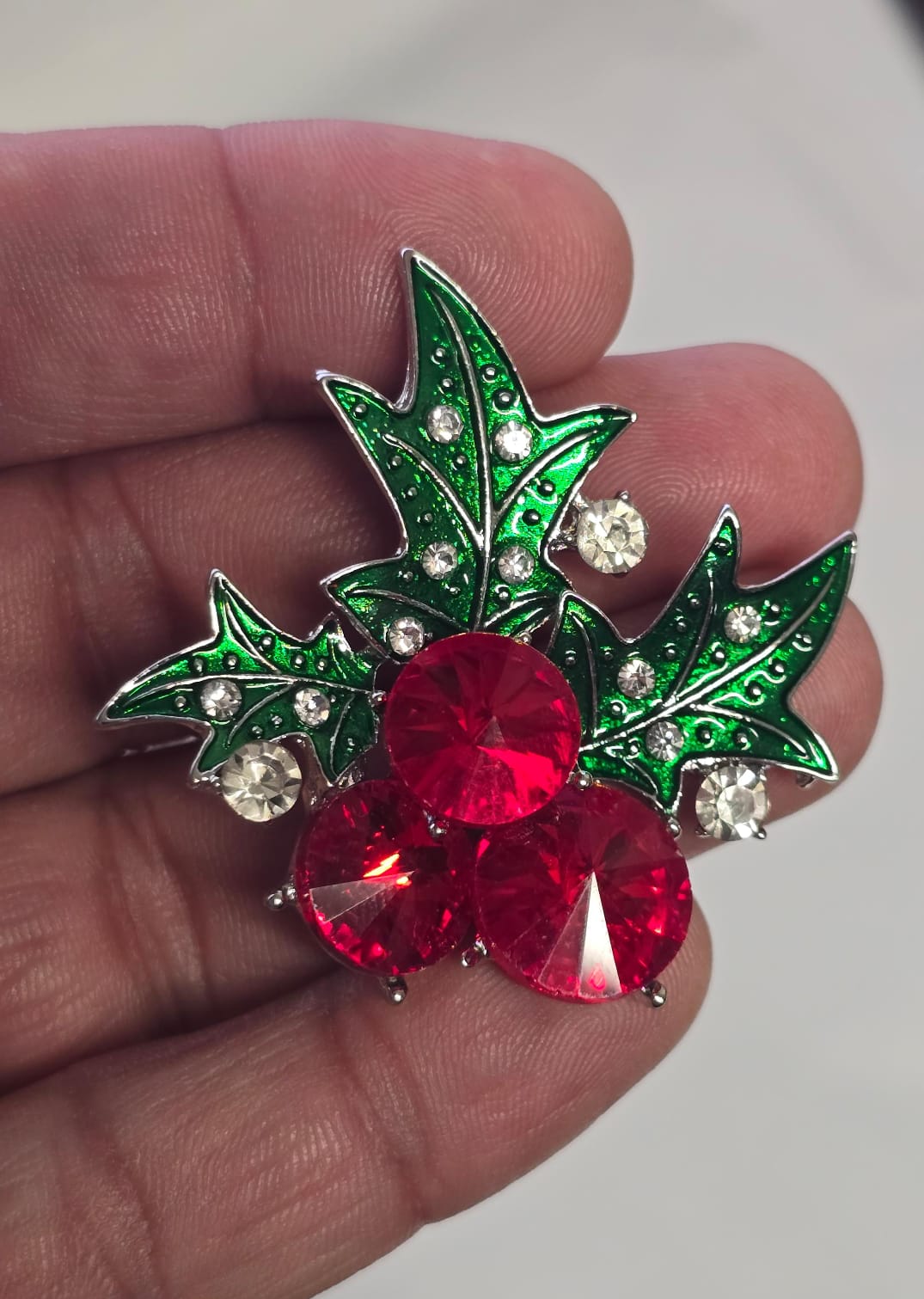 Holly flower brooch celebrity pin vintage look Silver plated queen xmas broach i36R