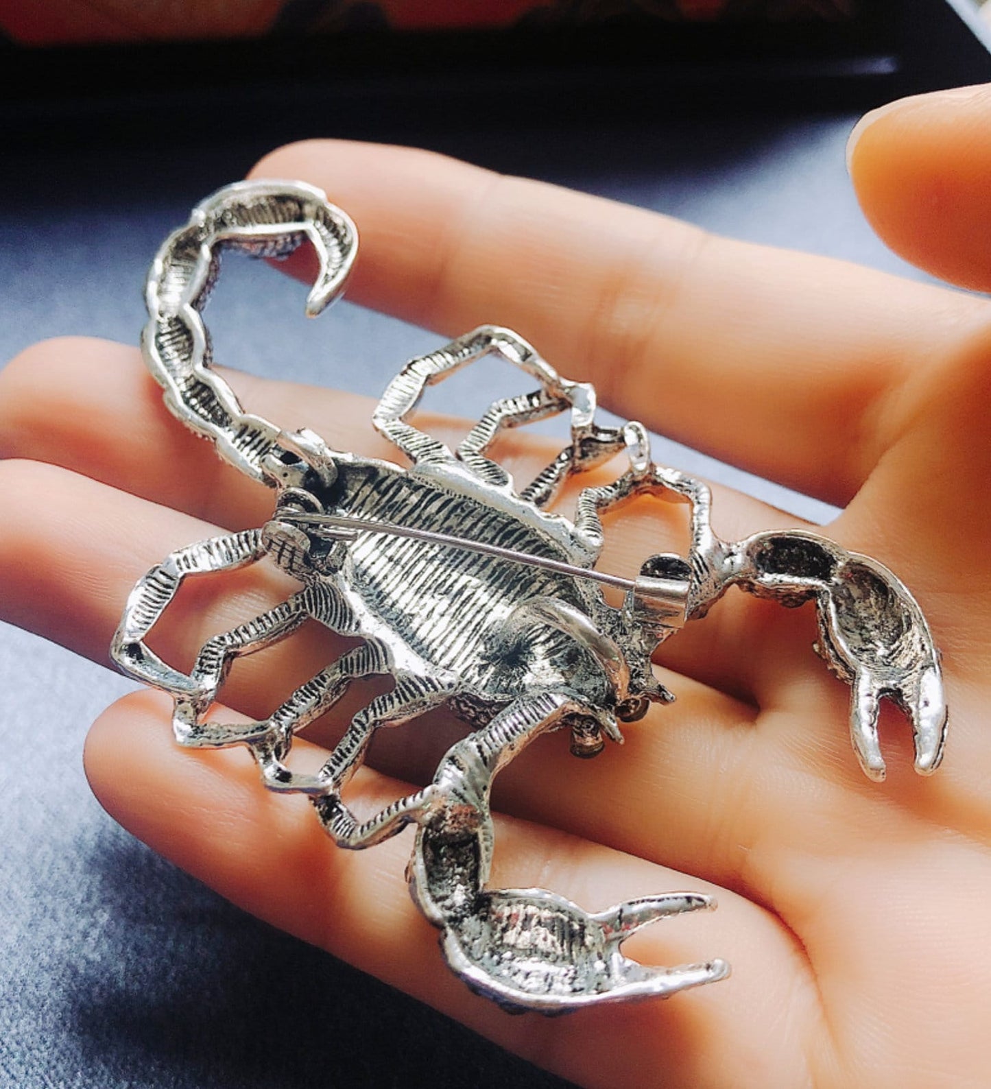 Valentine scorpion brooch vintage look celebrity broach silver plated pin ggg90