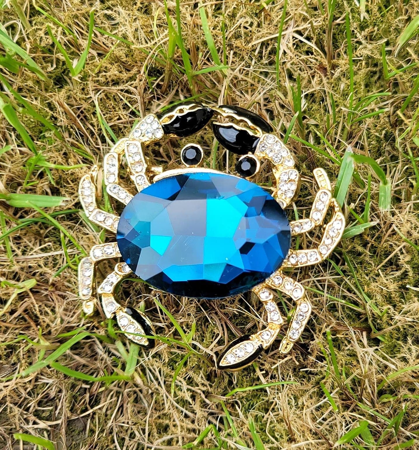 Stunning vintage look gold plated blue crab designer brooch broach cake pin b54