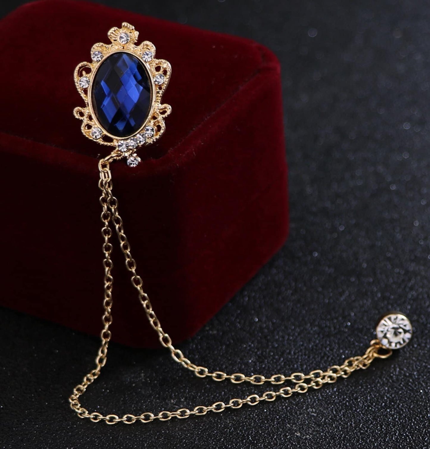Celebrity brooch stunning gold plated vintage look blue or black stone pin ggg66