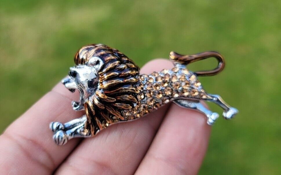 Roaring lion king brooch silver plated celebrity broach royal power sikh pin k27