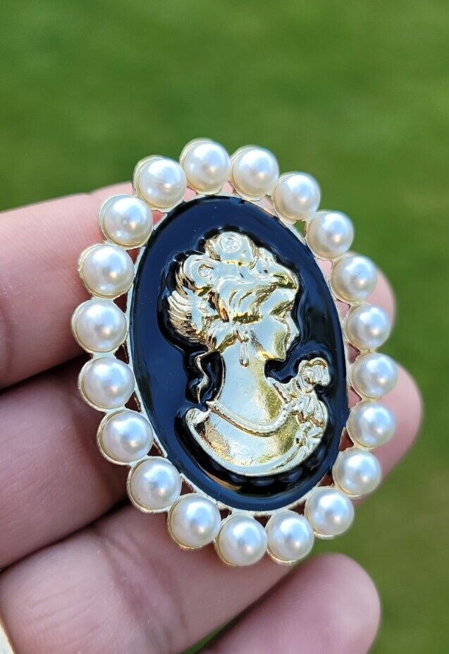 Jubilee Queen Brooch Vintage Look Cameo Lady Gold Plated Pin Beauty Broach K33
