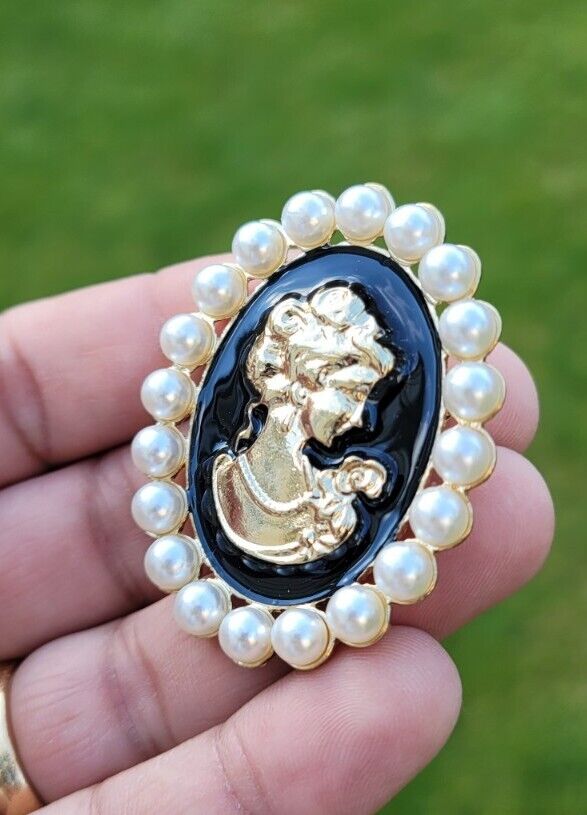 Jubilee Queen Brooch Vintage Look Cameo Lady Gold Plated Pin Beauty Broach K33