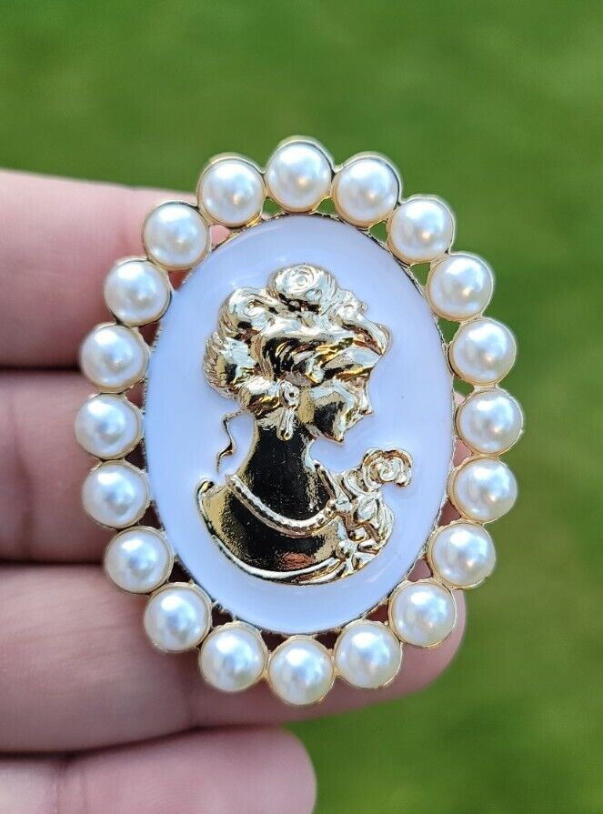 Jubilee Queen Brooch Vintage Look Cameo Lady Gold Plated Pin Beauty Broach K33