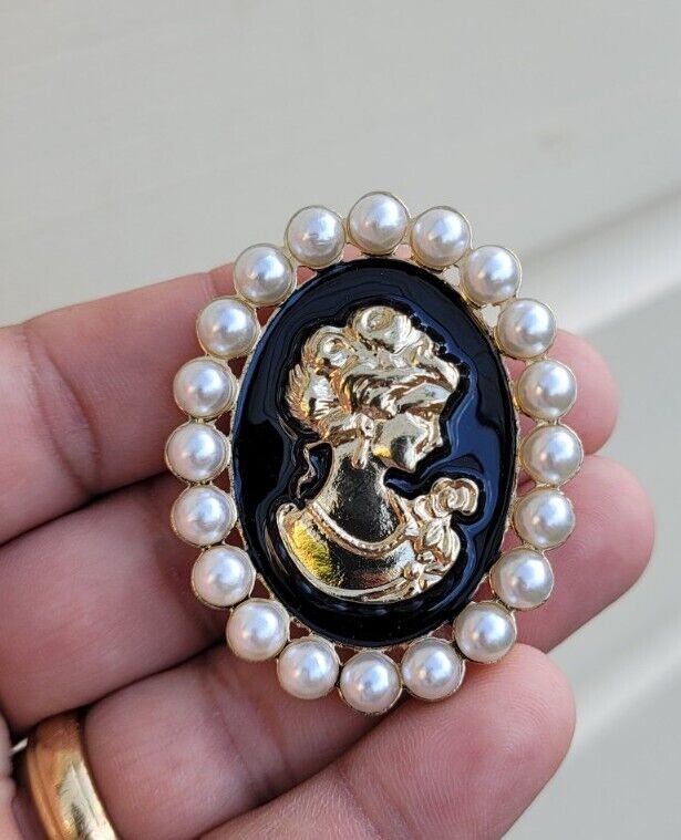 Jubilee Queen Brooch Vintage Look Cameo Lady Gold Plated Pin Beauty Broach K33