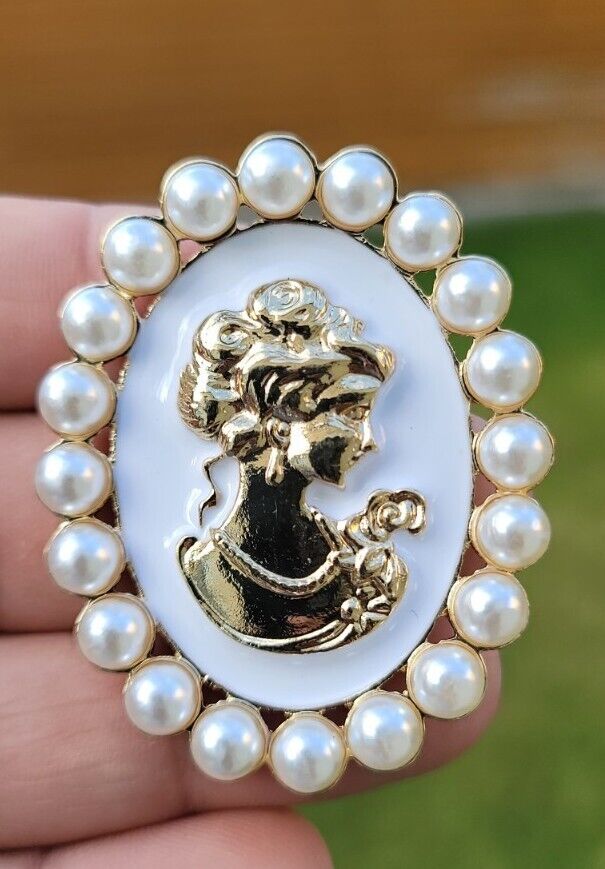 Jubilee Queen Brooch Vintage Look Cameo Lady Gold Plated Pin Beauty Broach K33