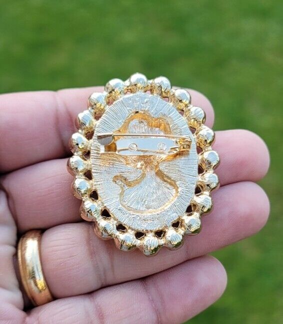Jubilee Queen Brooch Vintage Look Cameo Lady Gold Plated Pin Beauty Broach K33