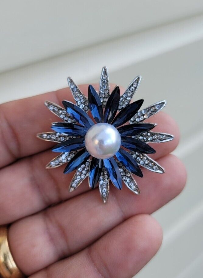 Flower Brooch Vintage Look Silver Plated Queen Design Broach Celebrity Pin K35