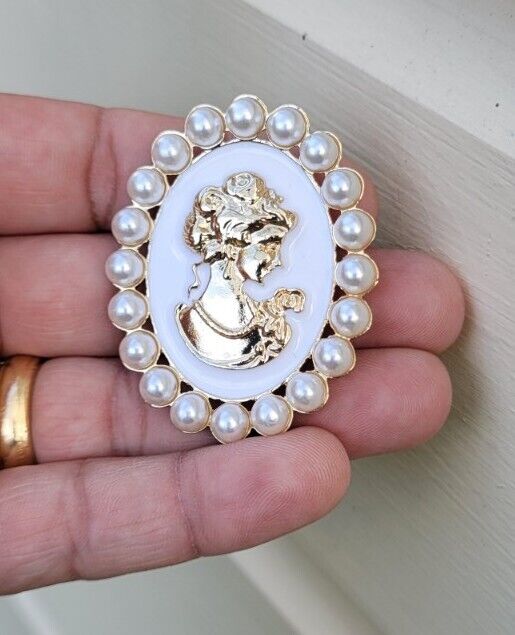 Jubilee Queen Brooch Vintage Look Cameo Lady Gold Plated Pin Beauty Broach K33