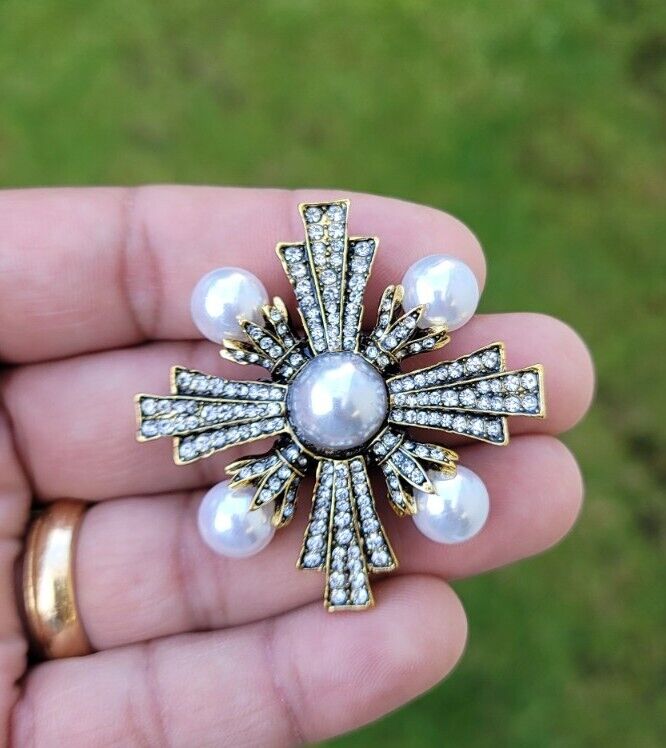 Cross Royal Brooch Vintage Look Gold Plated King Design Broach Celebrity Pin K34
