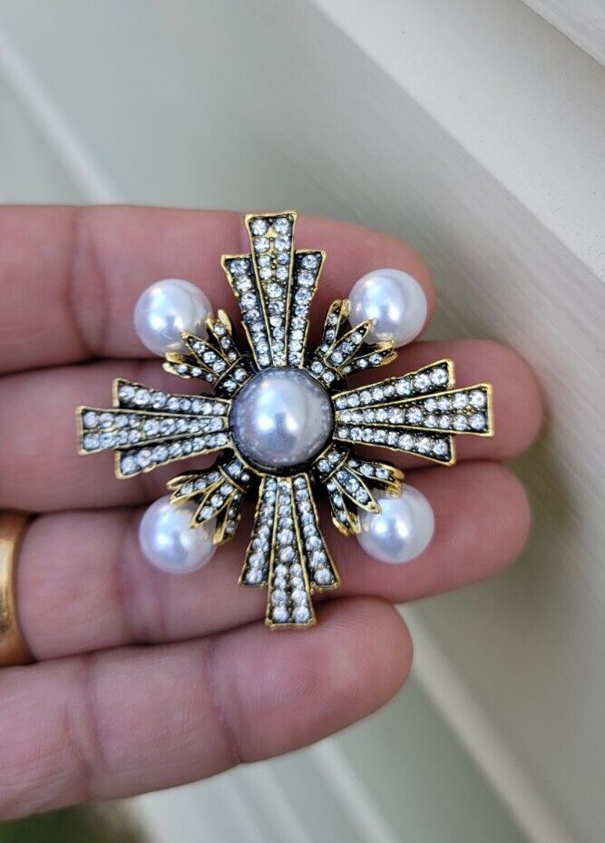 Cross Royal Brooch Vintage Look Gold Plated King Design Broach Celebrity Pin K34