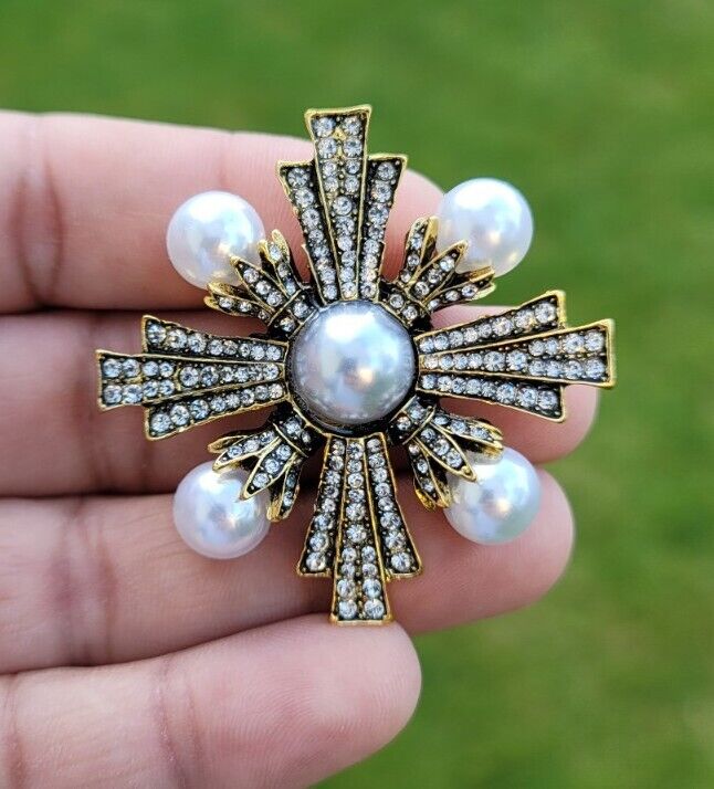 Cross Royal Brooch Vintage Look Gold Plated King Design Broach Celebrity Pin K34