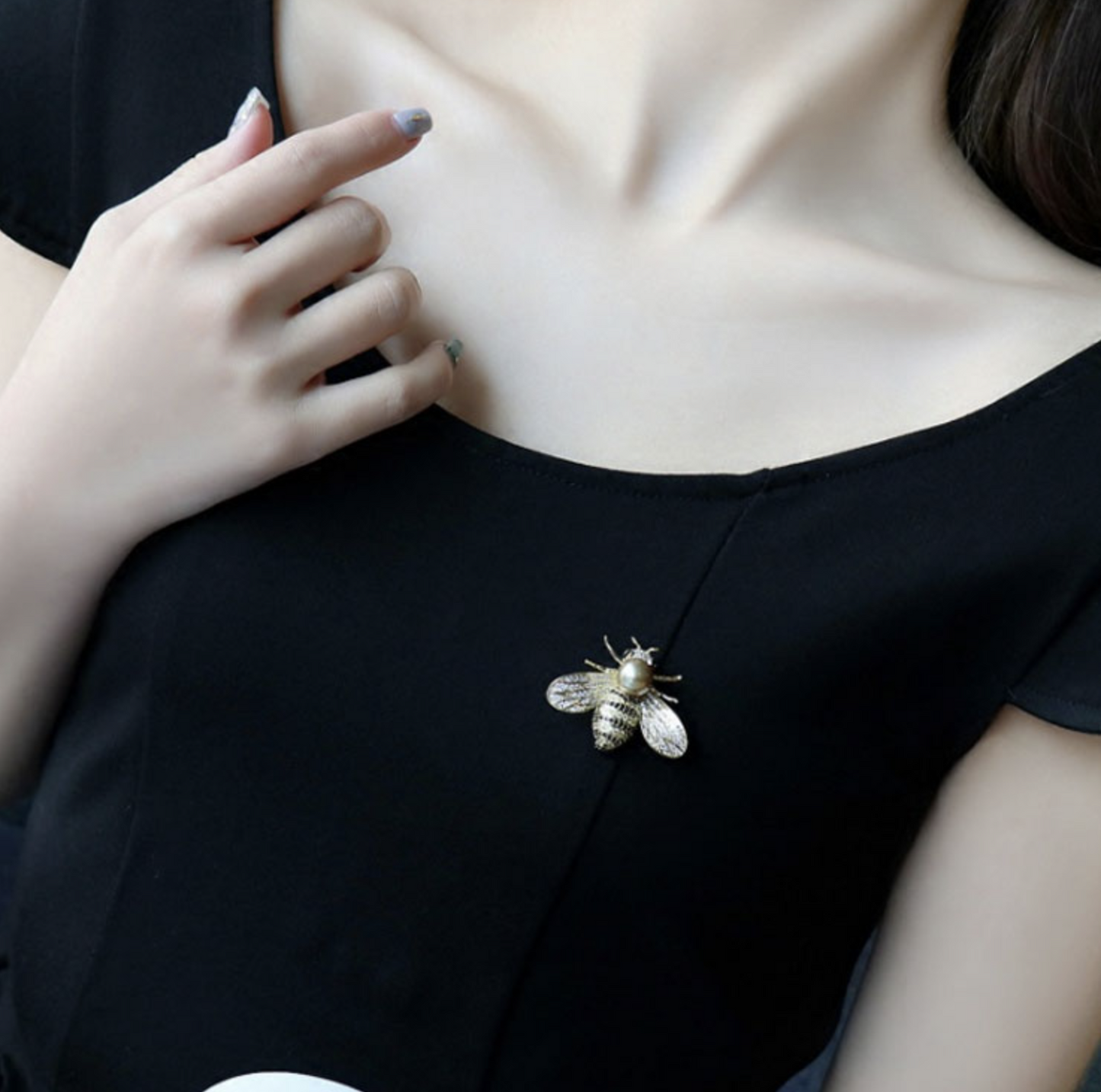 Honey Bee Brooch Vintage Look Queen Broach Gold Plated Celebrity Design Pin K45