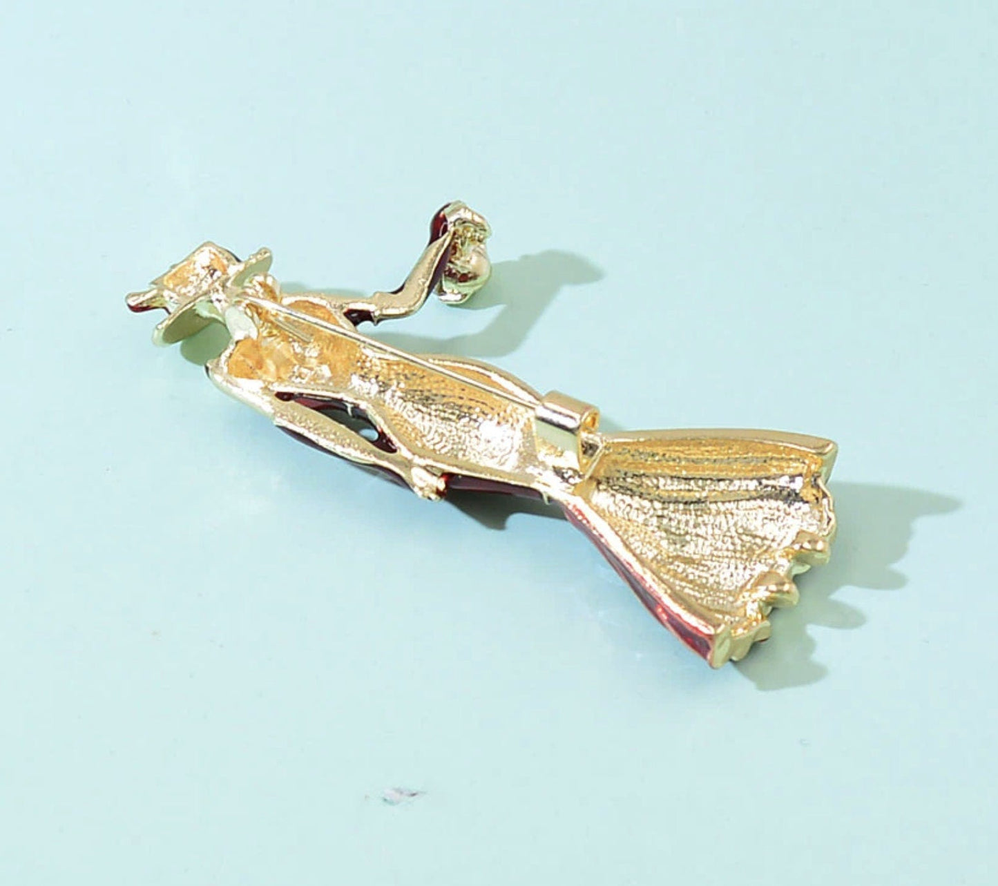 Pretty lady posture brooch retro vintage look gold plated royal design pin gg23
