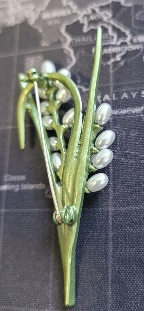 Flower Brooch Celebrity Good luck pearl pin vintage look King Queen broach S10K