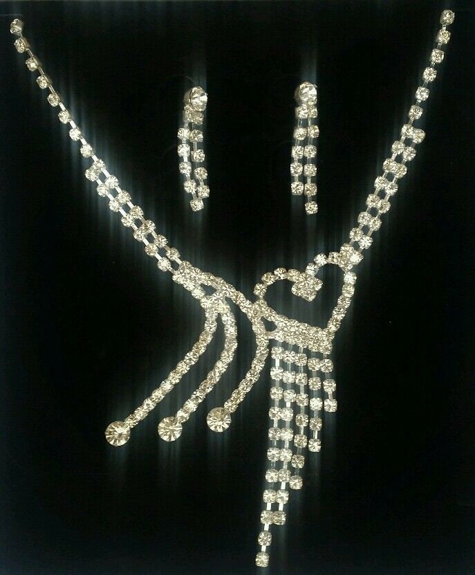 Elegant and stylish bollywood silver plated stunning diamante heart necklace