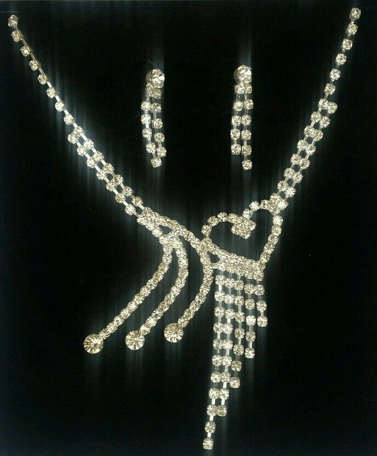 Elegant and stylish bollywood silver plated stunning diamante heart necklace