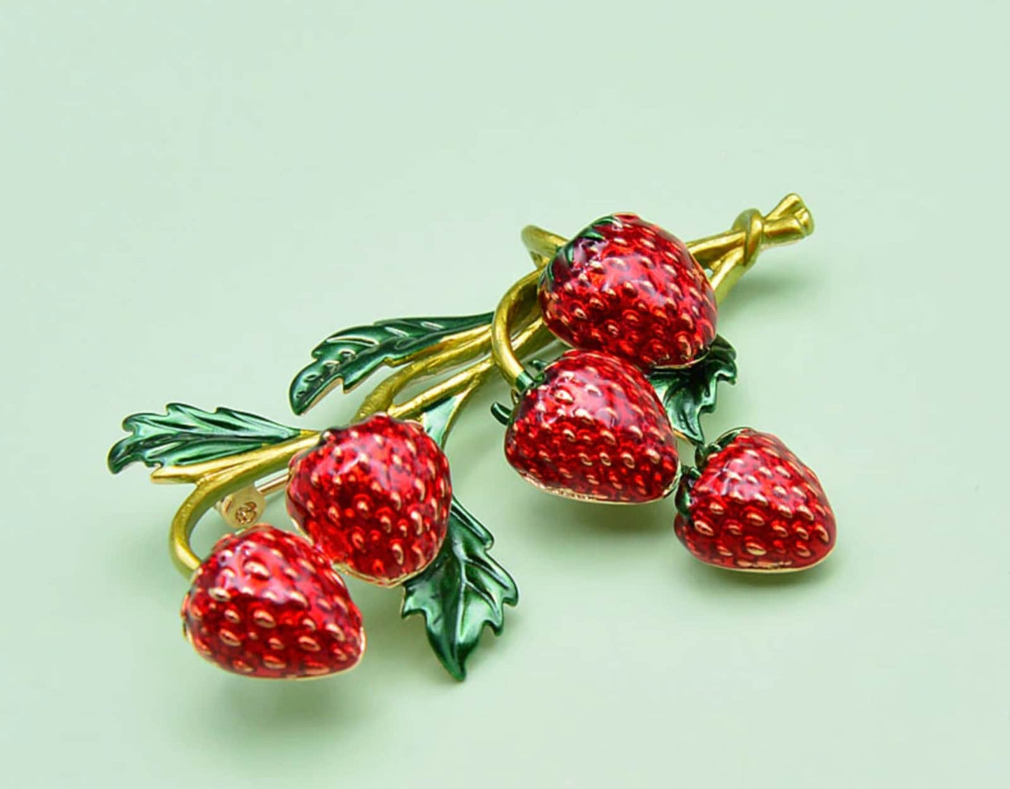 Strawberry brooch vintage look gold plated suit coat broach celebrity pin ggg58