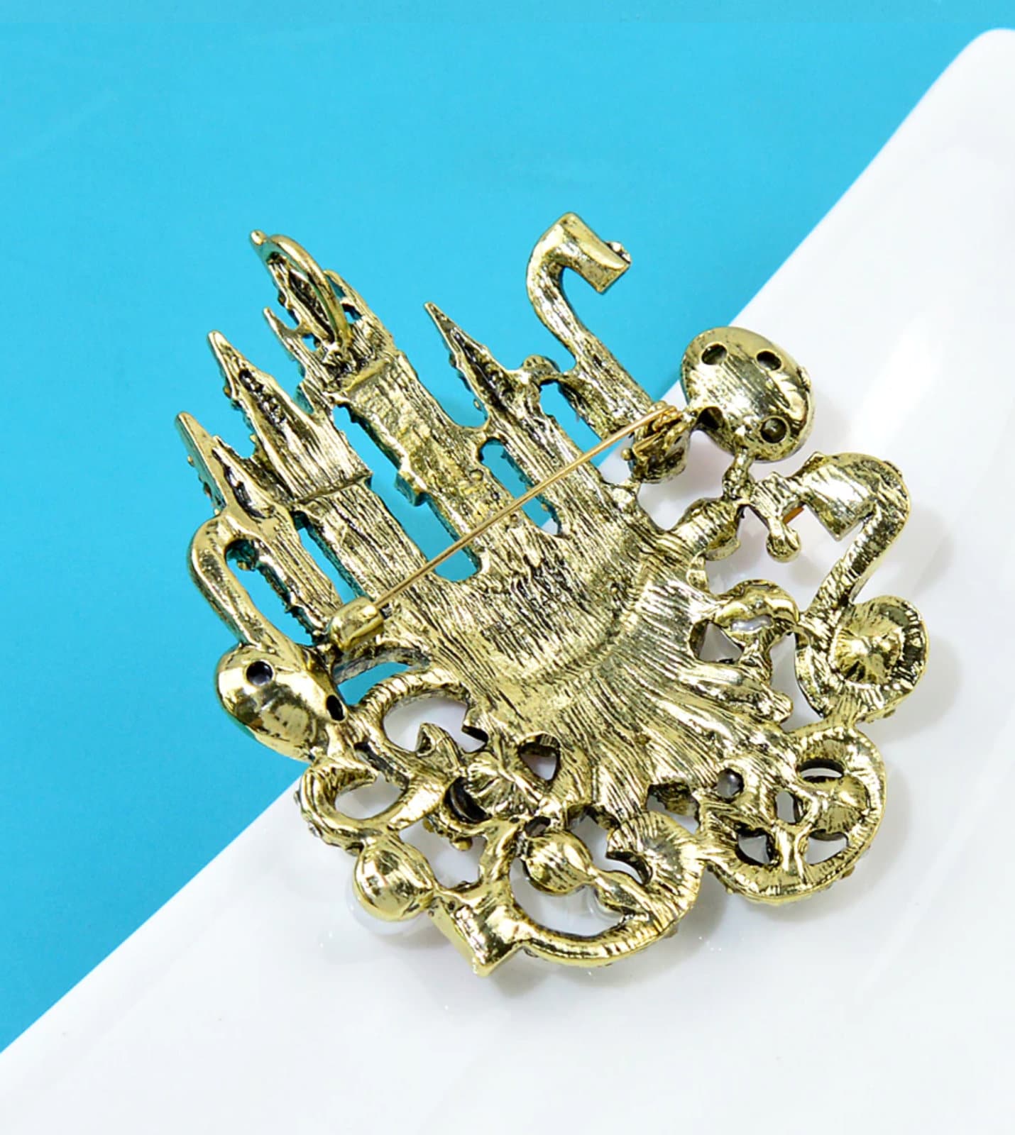 Fairy tale castle brooch vintage look stunning diamonte gold plated pin jjj56