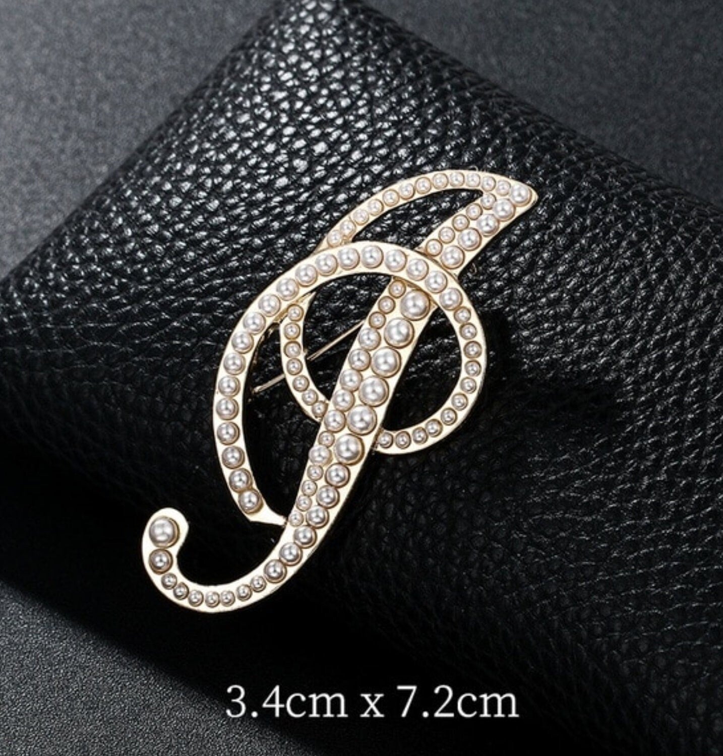 Vintage look gold plated letter faux pearls brooch suit coat broach pin ggg3