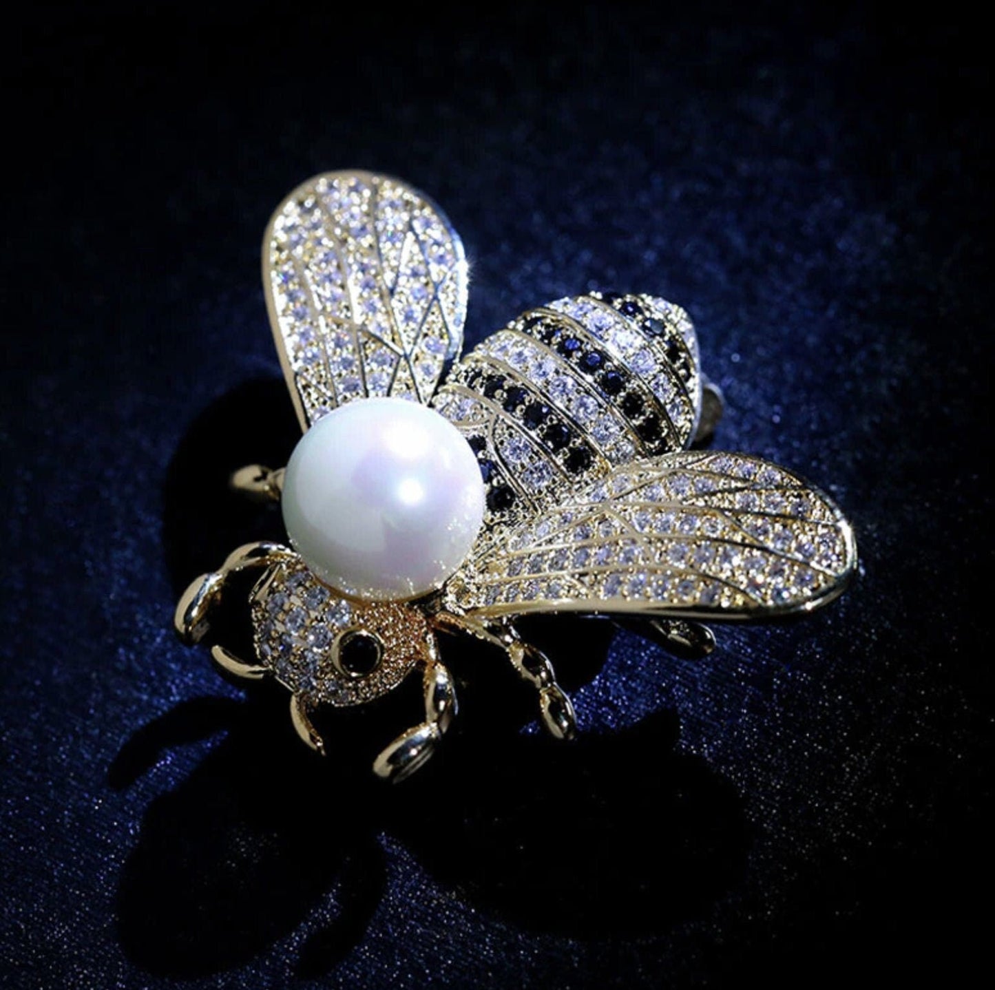 Stunning vintage look gold plated gold honey bee brooch suit coat broach pin g99