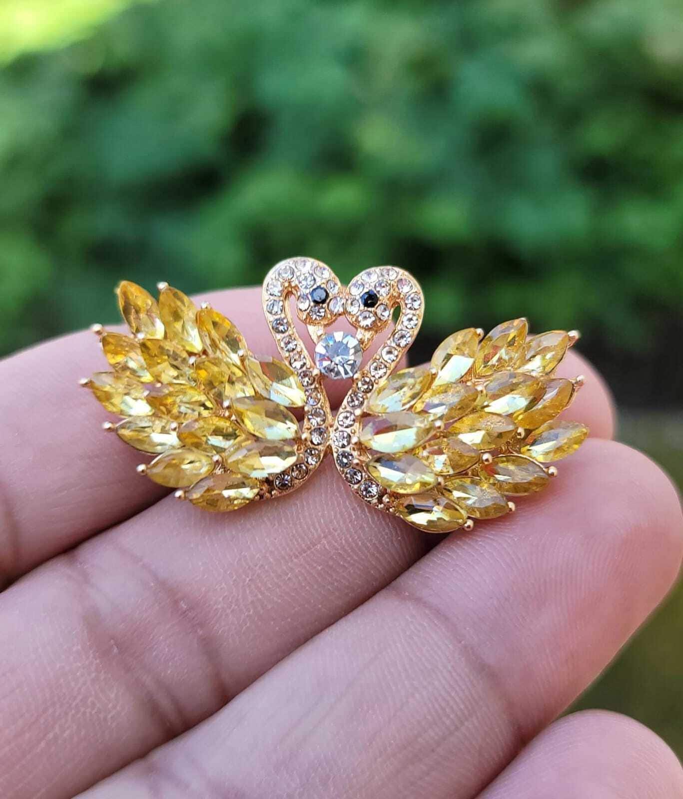 Swan Couple Brooch Gold Plated Stunning diamonte LOVE Celebrity Queen pin S27