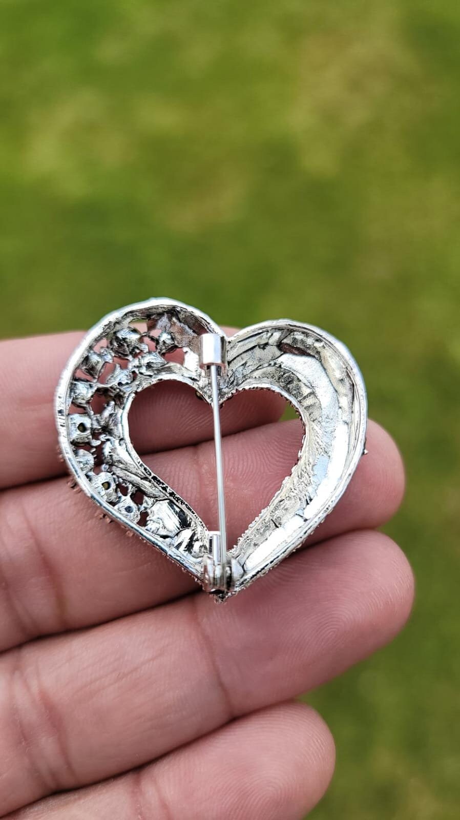 Black Heart Celebrity Brooch Stunning Vintage Look Retro Style Love Broach Pin D