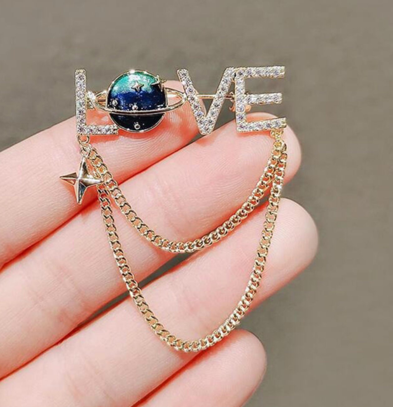 Love universe brooch vintage look gold plated celebrity broach princess pin u17
