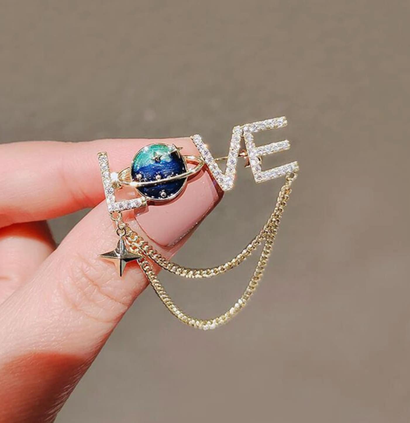 Love universe brooch vintage look gold plated celebrity broach princess pin u17