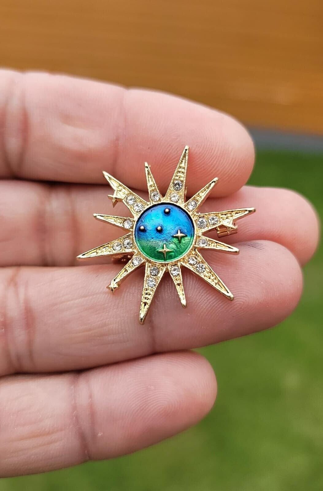 Sun Universe Brooch Vintage Look Gold Plated Celebrity Star Broach Lucky Pin U21K Kind Queen Lapen Pin Positive Vibes