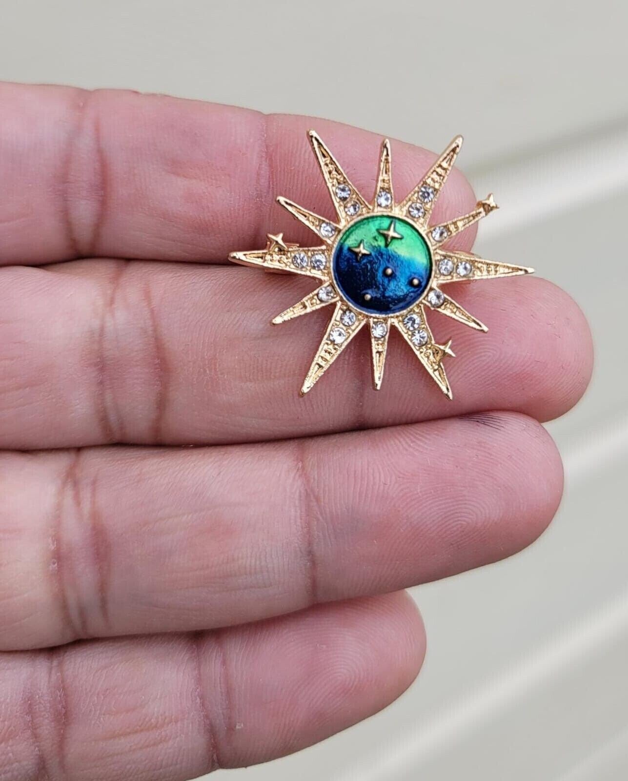 Sun Universe Brooch Vintage Look Gold Plated Celebrity Star Broach Lucky Pin U21K Kind Queen Lapen Pin Positive Vibes