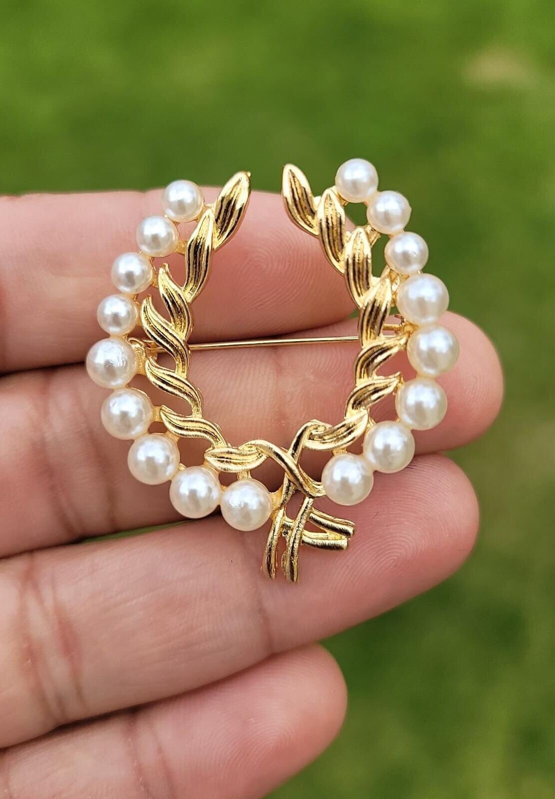 Faux Pearls Investor Brooch Vintage Look Gold Plated Celebrity Broach Pin U19