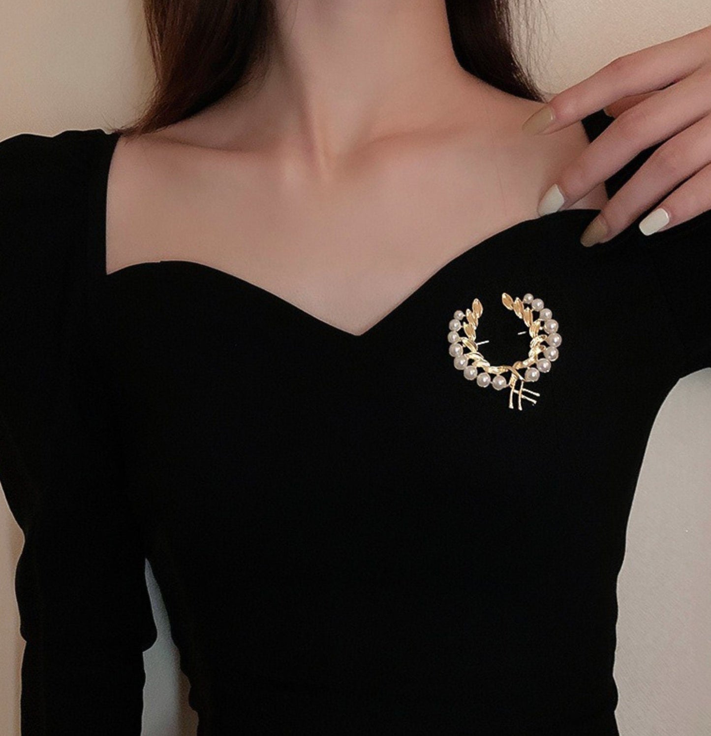 Faux Pearls Investor Brooch Vintage Look Gold Plated Celebrity Broach Pin U19