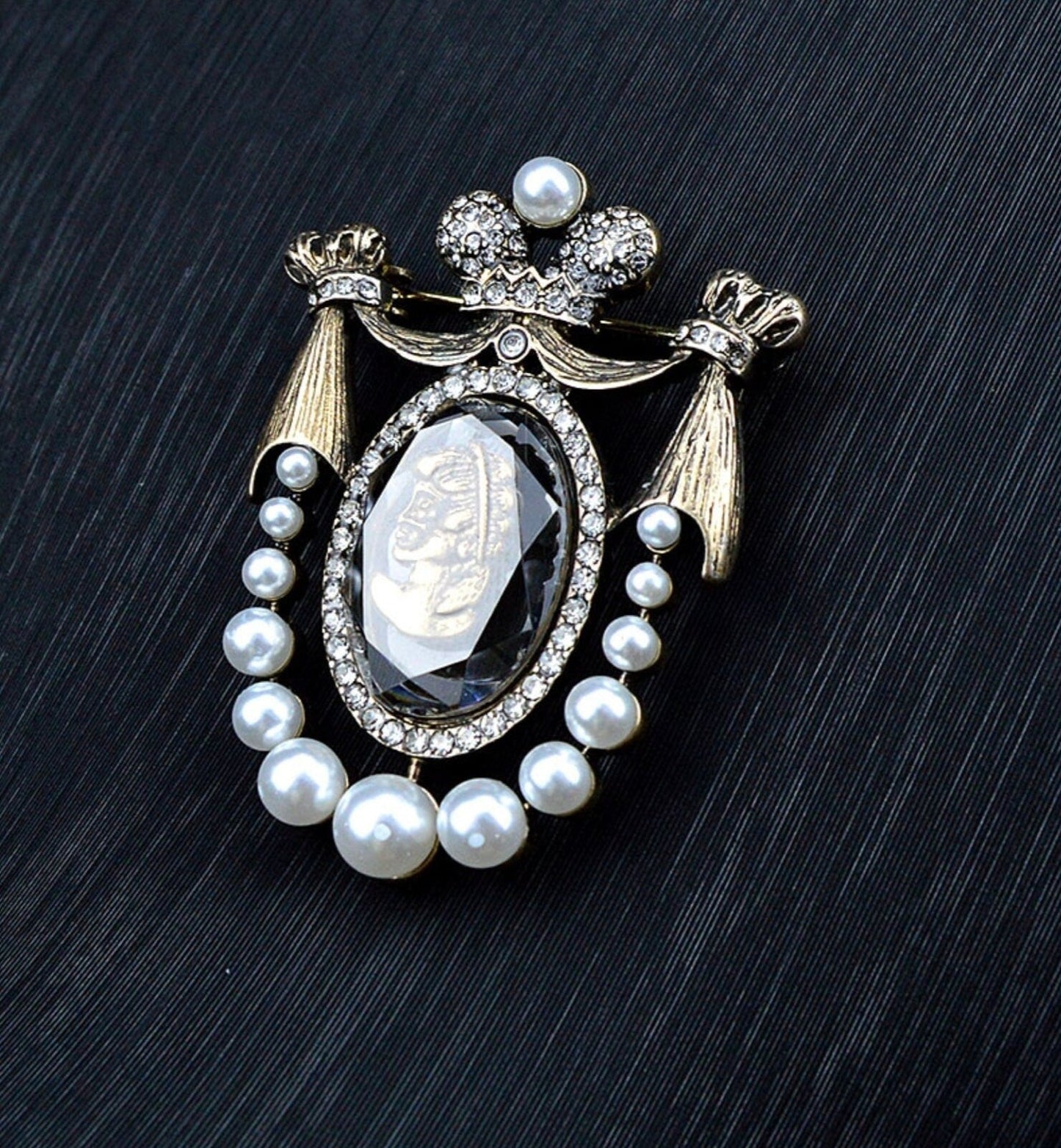Pretty lady brooch vintage look gold plated stunning broach diamonte pin jjj60