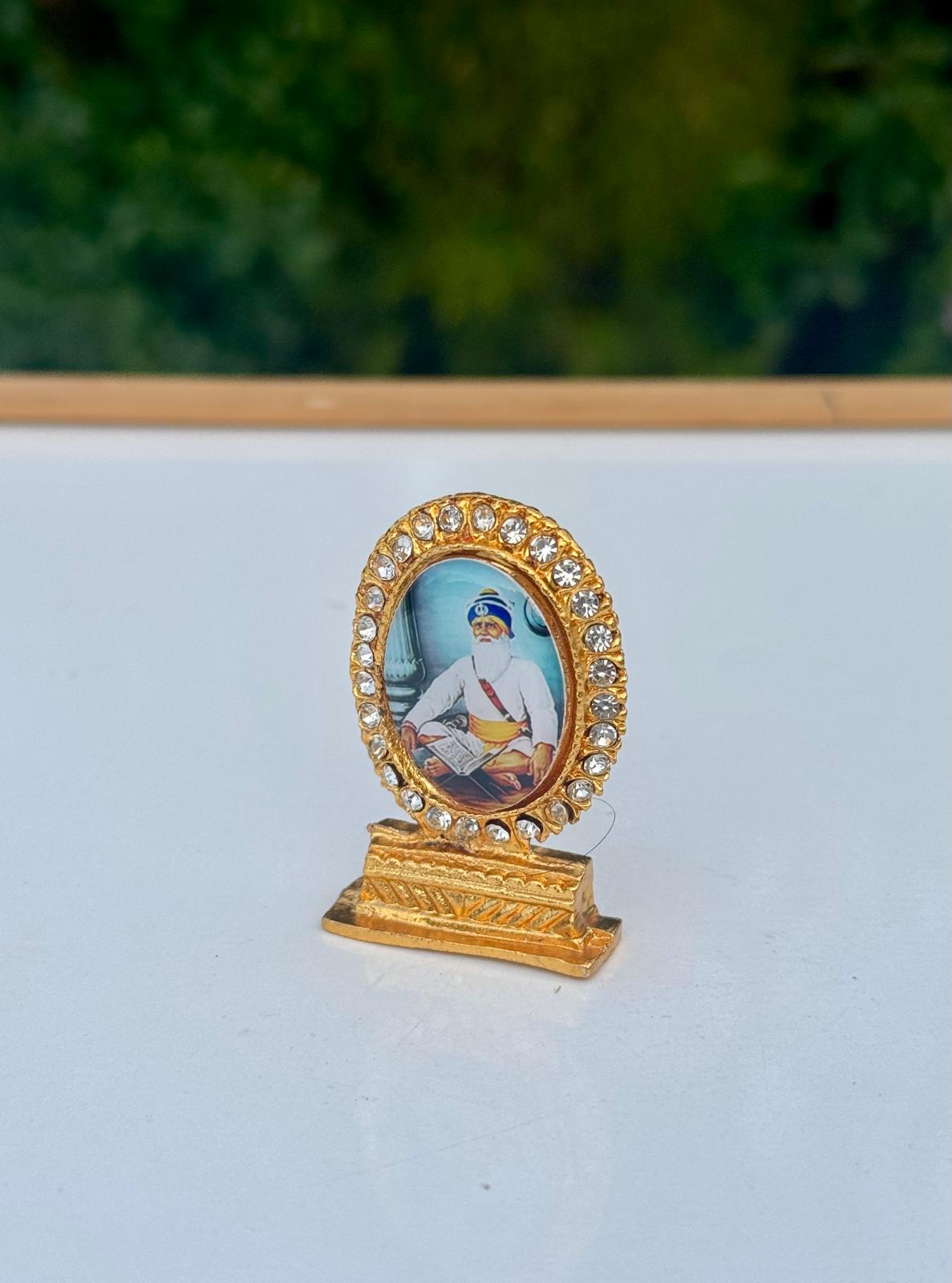 Sikh Baba Deep Singh Ji Shaheed Stand Gold Plated Desktop Car Dashboard Piece UU3R Chaupehra Sikhisim Martyr Sikhi Punjabi Good Luck Charm