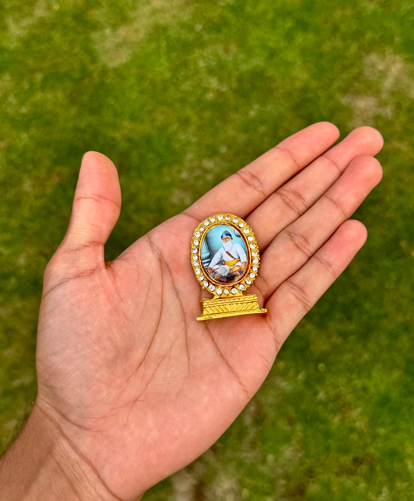 Sikh Baba Deep Singh Ji Shaheed Stand Gold Plated Desktop Car Dashboard Piece UU3R Chaupehra Sikhisim Martyr Sikhi Punjabi Good Luck Charm