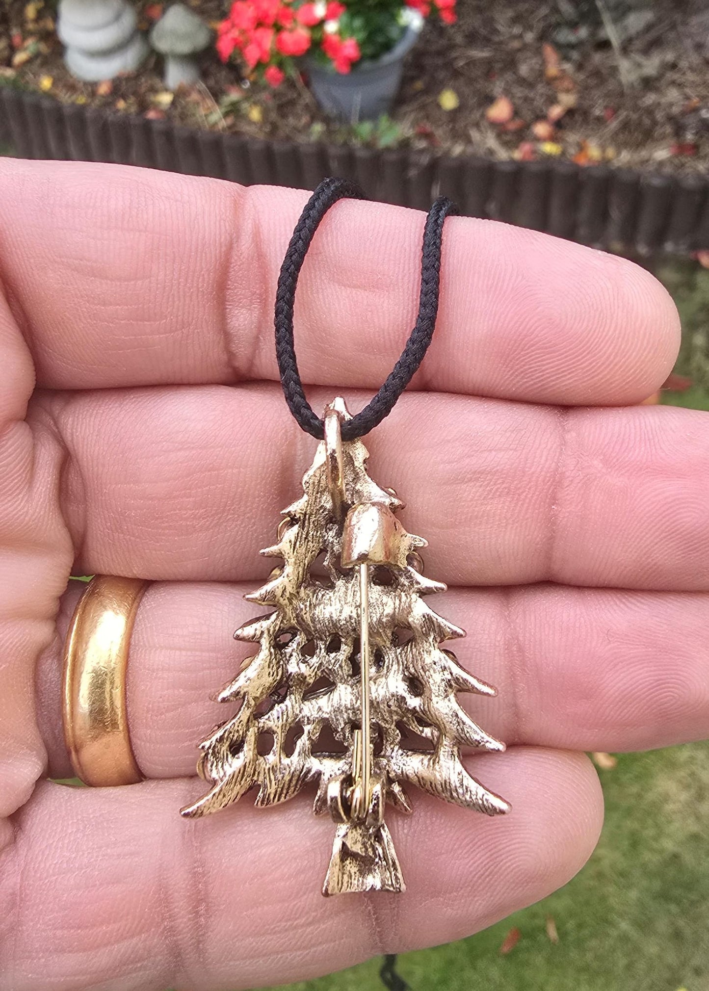 Christmas Tree Brooch Pin Vintage look Gold plated broach Celebrity Queen CCCA Pendant Black dori necklace Luck Charm Xmas elegant Gift