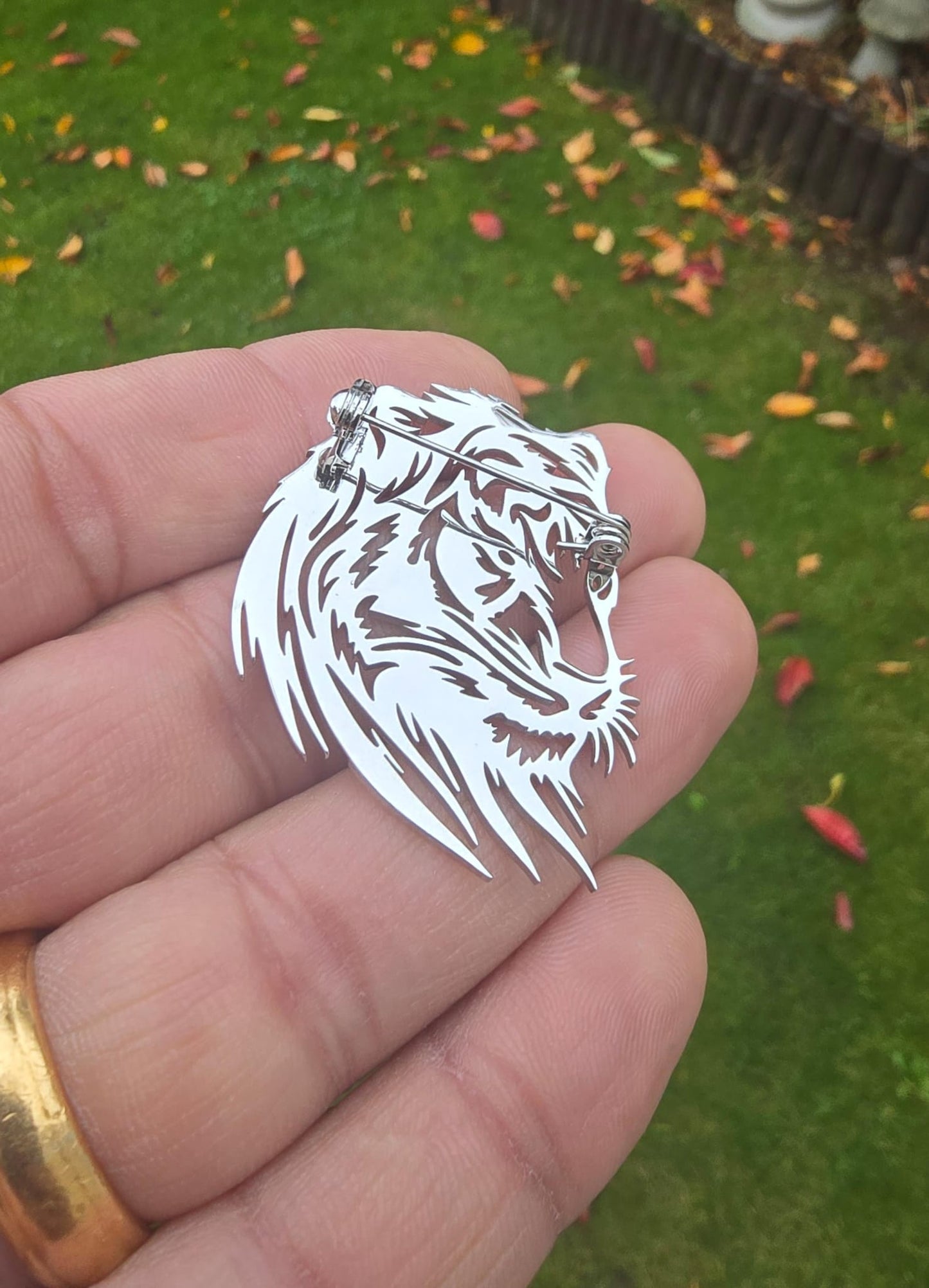 Stainless Steel Plate Crafted Lion Brooch Pin Retro Celebrity Power King broach CCCB Stunning design Unisex Silver colour Queen lapel pin