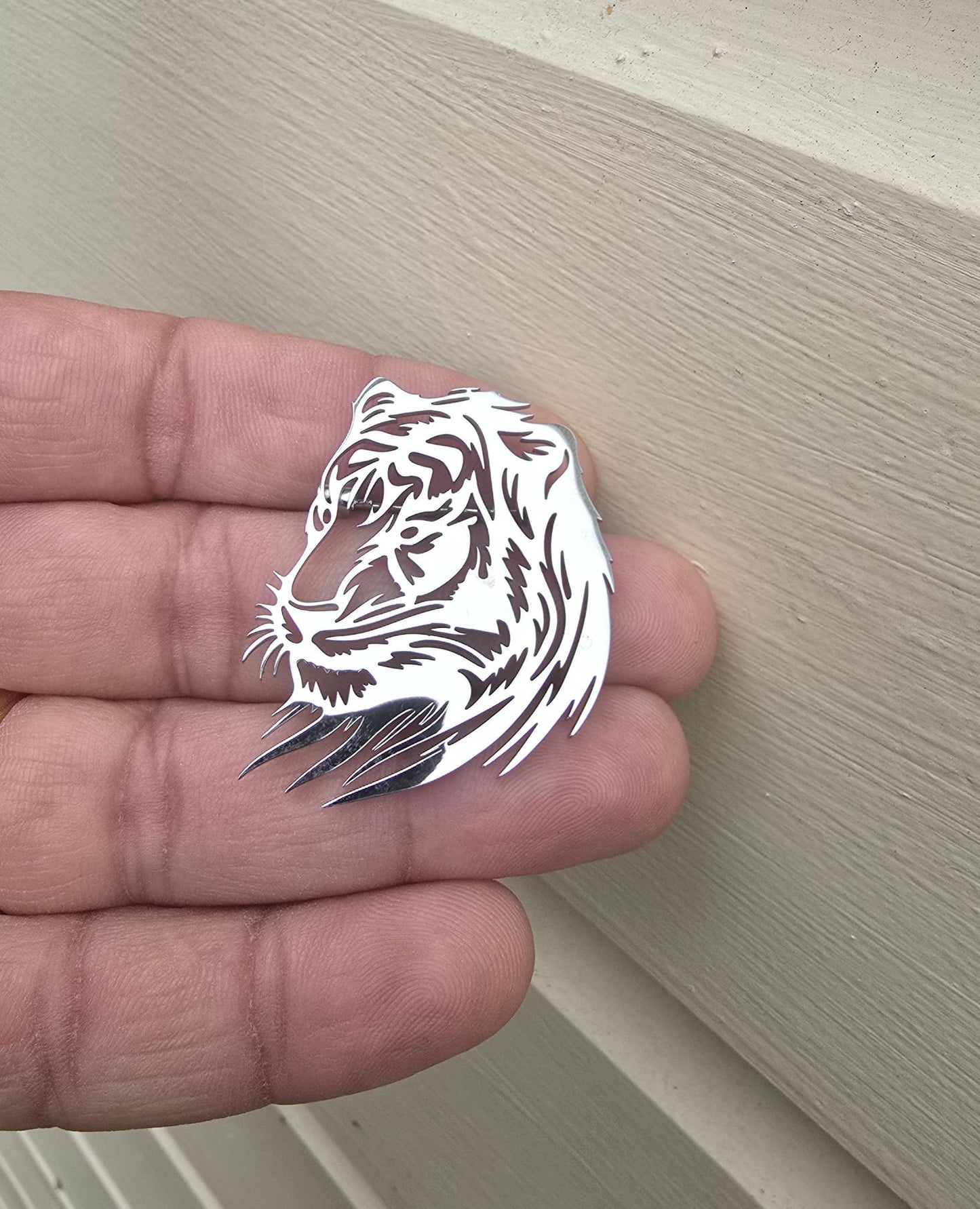 Stainless Steel Plate Crafted Lion Brooch Pin Retro Celebrity Power King broach CCCB Stunning design Unisex Silver colour Queen lapel pin