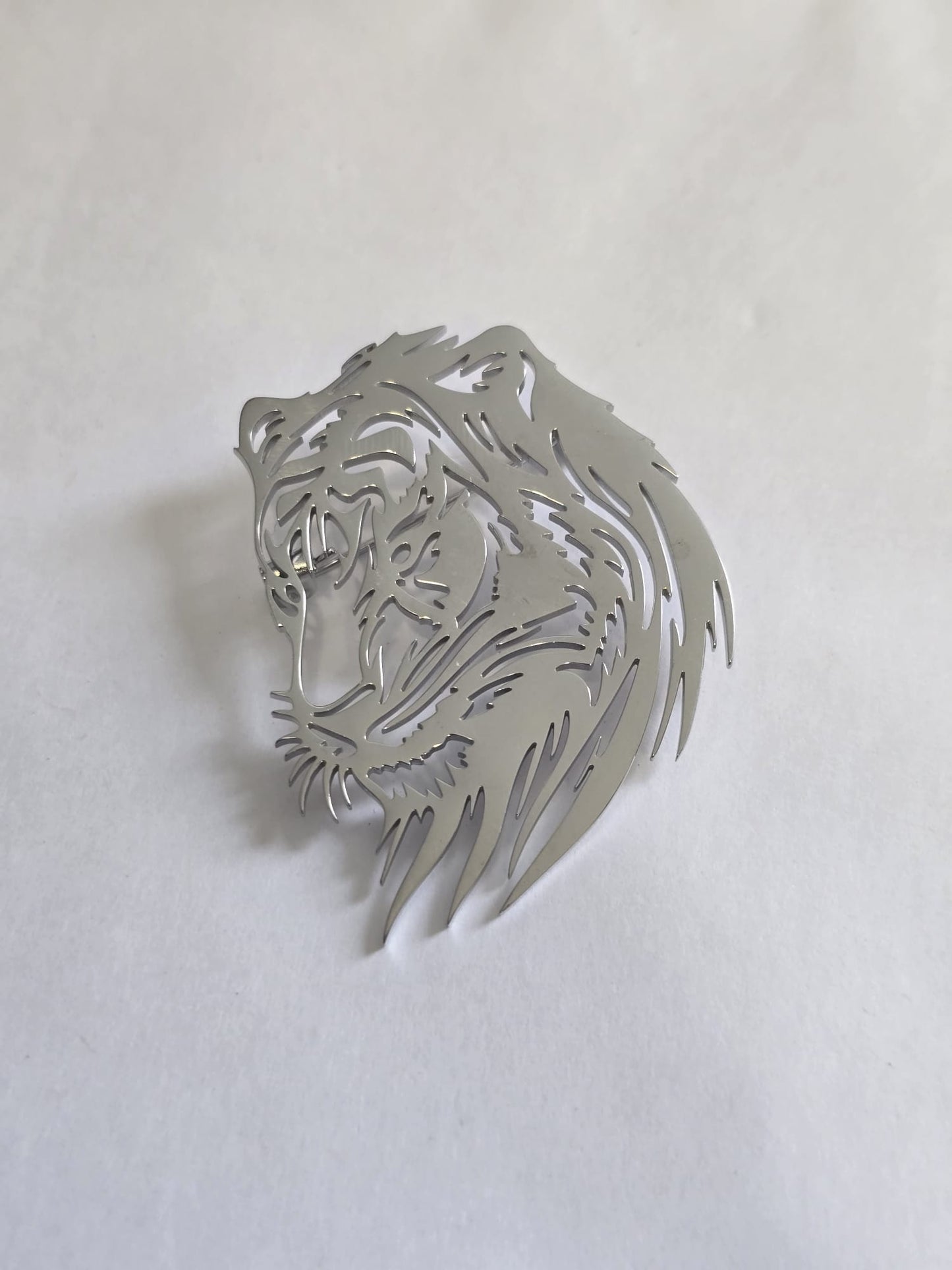 Stainless Steel Plate Crafted Lion Brooch Pin Retro Celebrity Power King broach CCCB Stunning design Unisex Silver colour Queen lapel pin