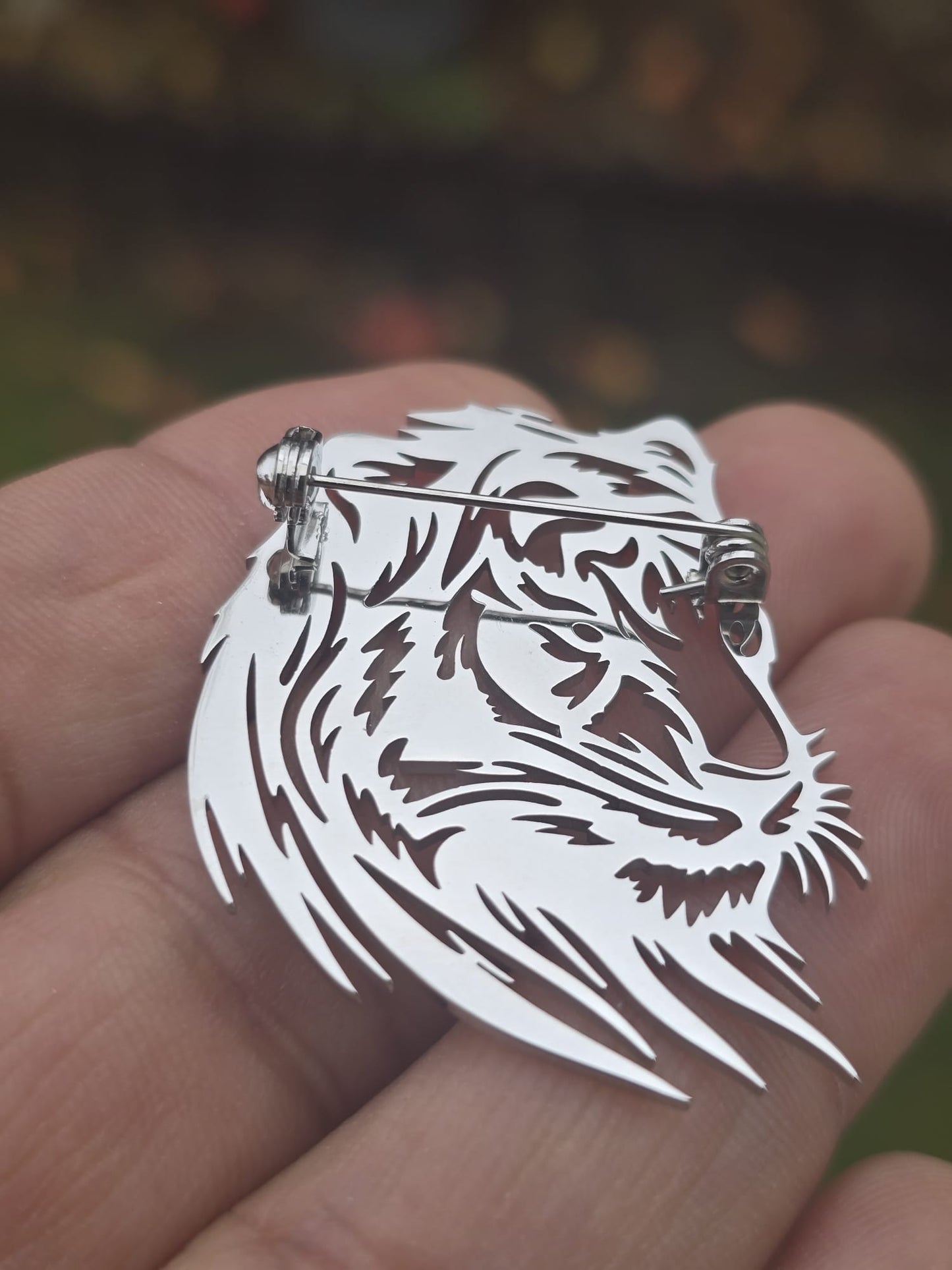 Stainless Steel Plate Crafted Lion Brooch Pin Retro Celebrity Power King broach CCCB Stunning design Unisex Silver colour Queen lapel pin