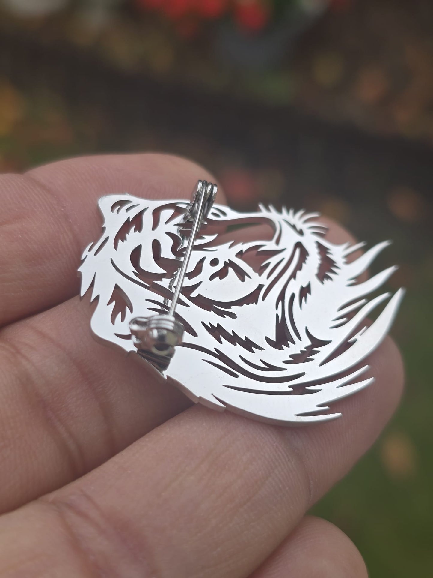 Stainless Steel Plate Crafted Lion Brooch Pin Retro Celebrity Power King broach CCCB Stunning design Unisex Silver colour Queen lapel pin