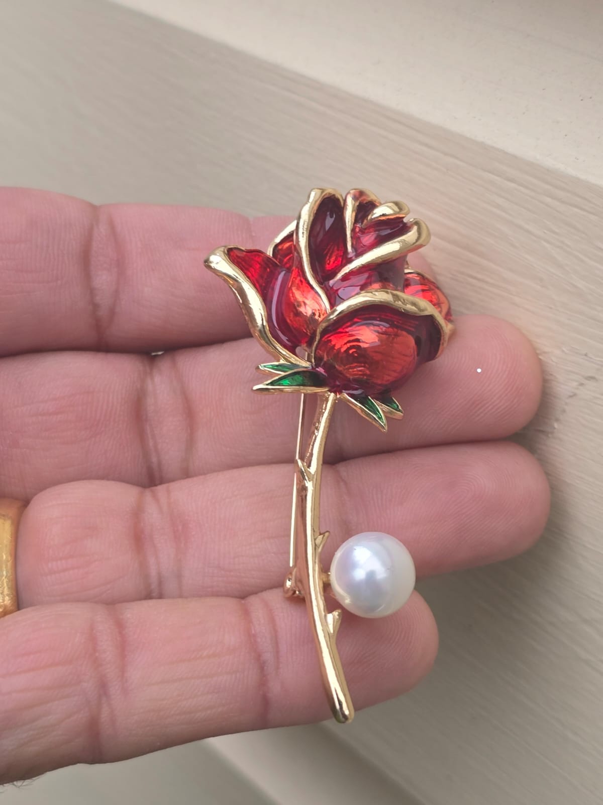 Gold Plated Red Rose brooch Lovers lucky Pin Vintage Look suit coat broach Collar CD Queen Design Celebrity Lapel Faux Pearl Stunning Design