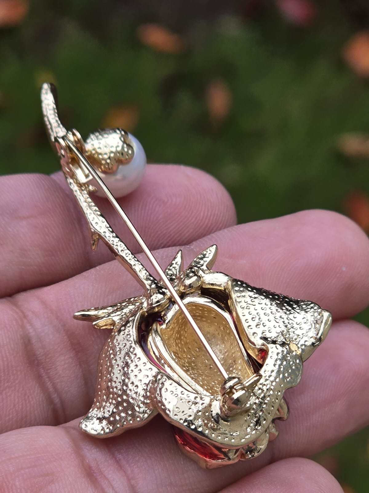 Gold Plated Red Rose brooch Lovers lucky Pin Vintage Look suit coat broach Collar CD Queen Design Celebrity Lapel Faux Pearl Stunning Design