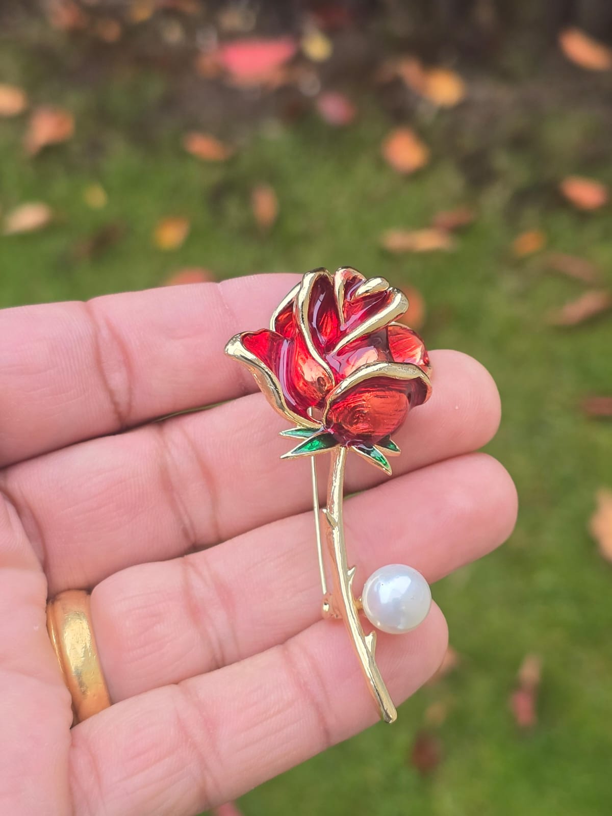 Gold Plated Red Rose brooch Lovers lucky Pin Vintage Look suit coat broach Collar CD Queen Design Celebrity Lapel Faux Pearl Stunning Design
