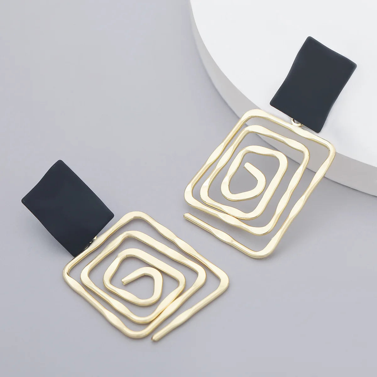 2024 Fashion Simple Metal Back Shape Geometric Earrings Women's Popular Creative Drop Earrings Retro Party Jewelry Accessories