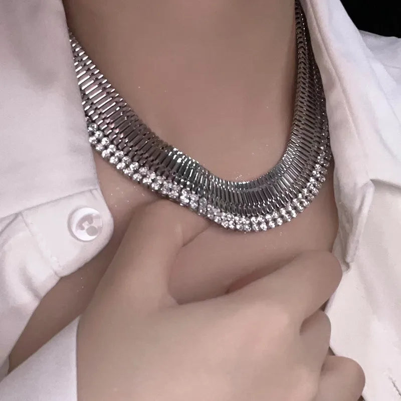 Vintage Metal handmade necklace Fashion Oval Portrait pendant necklace collarbone chain women's statement jewelry gift