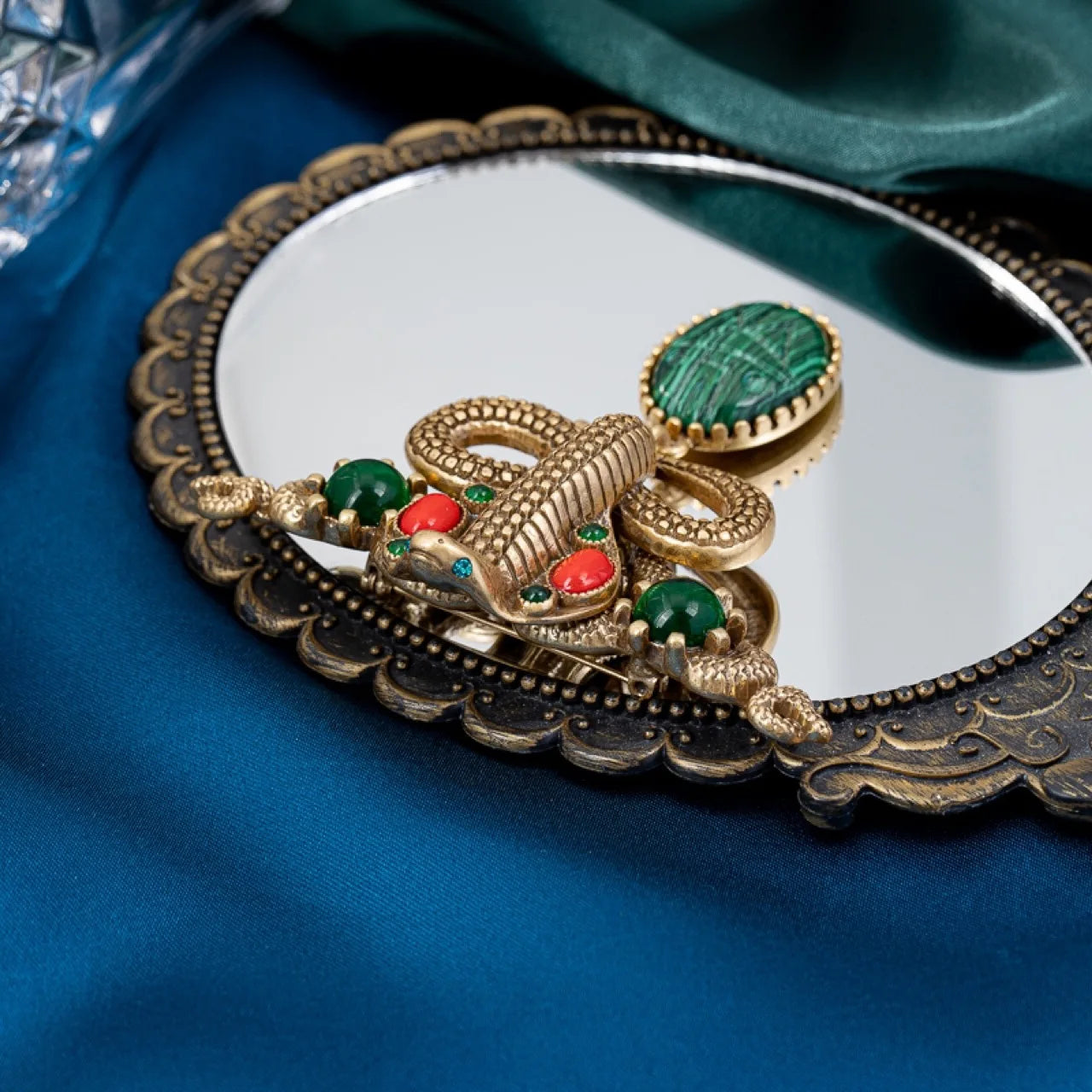 Vintage Women Men Classic Palace Style Pendant Crystal Badges Accessories Retro Baroque Unisex Alloy Brooch Pin Accessories