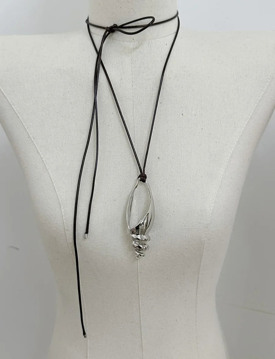 2024 New Fashion Metal Conch Pendant Leather Rope Strap Necklace for Women Girls Long Style Accessories Party Jewelry